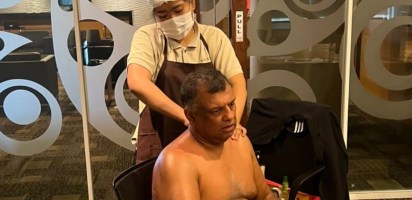Tony Fernandes receives topless massage in conference room. Photo now deleted.